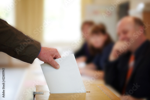 Photo: Stimmzettel in Wahlurne Stimmzettel in Wahlurne