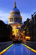 Foto: St. Paul's Cathedral from Millennium Bridge in London at night St. Paul's Cathedral from Millennium Bridge in London at night