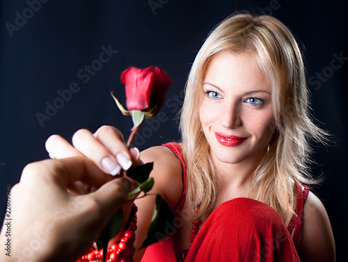 Foto: Giving a rose Giving a rose