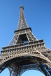 Tour sur ciel bleu