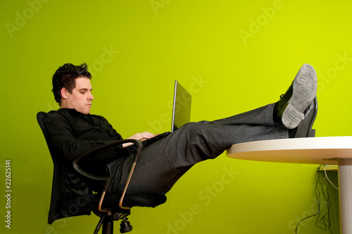 Foto: Man working on laptop Man working on laptop