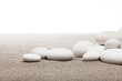 Ambiance zen - pierres  blanches et sable
