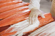 lachsfilets werden gesalzen
