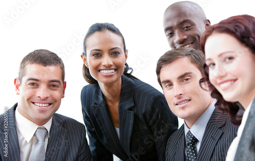 Foto: Multi-ethnic business people smiling at the camera in a meeting Multi-ethnic business people smiling at the camera in a meeting