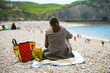 Seule sur la plage de galets Seule sur la plage de galets