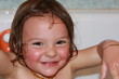 portrait de bébé fille souriante