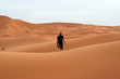 Einsamer Wanderer im Erg Chebbi, Marokko