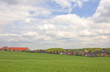 Ansicht eines Dorfes mit Kirchturm im Frühjahr Ansicht eines Dorfes mit Kirchturm im Frühjahr
