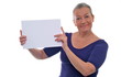 Foto: Eine Frau haltet ein weisse Blattpapier vor sich. Sample Text. Eine Frau haltet ein weisse Blattpapier vor sich. Sample Text.