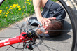 Radfahrer hält Hände vor Gesicht nach Unfall mit Mountainbike