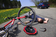 Radfahrer Unfall mit Mountainbike auf Landstraße Fahrerflucht
