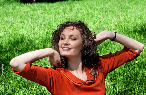 Foto: young woman stretches in grass young woman stretches in grass