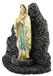 statuette de la Vierge Marie sur socle de basalte, fond blanc