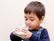 bambino che beve latte bambino che beve latte