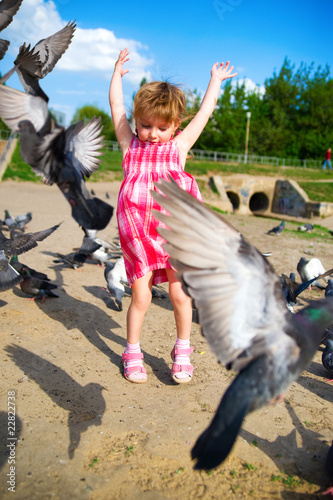 Foto: Girl and pigeons Girl and pigeons