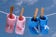 chaussons de bébé rose et bleu sur un fil de linge chaussons de bébé rose et bleu sur un fil de linge