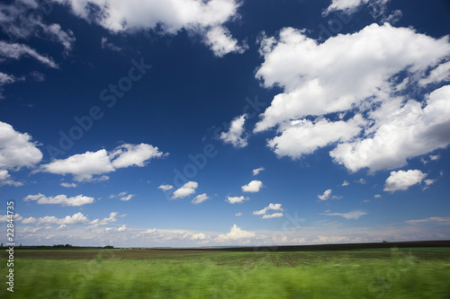 Foto: Green field and clouds Green field and clouds