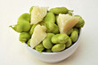 Formaggio pecorino e baccelli - fave tipico romano