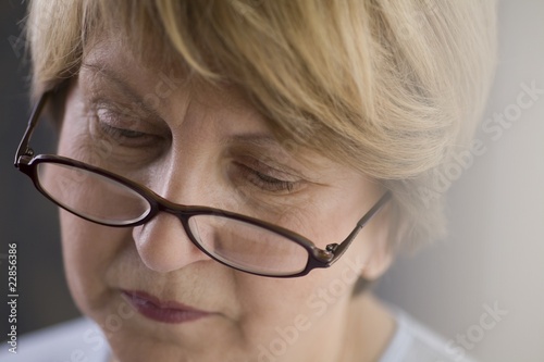 Foto: Mature woman in reading glasses Mature woman in reading glasses