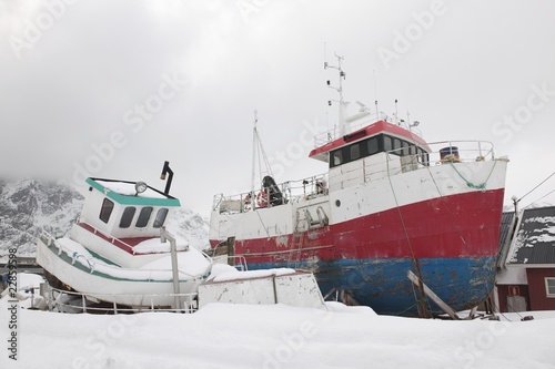 Foto: Fishing boats in Sund, Flakstadoya, Loftofen, Norway Fishing boats in Sund, Flakstadoya, Loftofen, Norway