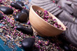 Buddha mit Bambus, Massage Steinen und Schale voll Blüten
