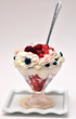 Macedonia di fragole con panna e mirtilli