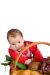 Baby mit Einkaufskorb