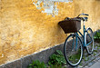 Vélo contre un mur jaune à Copenhague au Danemark Vélo contre un mur jaune à Copenhague au Danemark