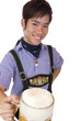Junger Chinese in Lederhose hält Oktoberfest Bier Krug (Mass)