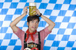 Chinese mit Oktoberfest Maßkrug auf dem Kopf hat Durst