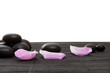 Ambiance zen - pierres noires et pétales de rose