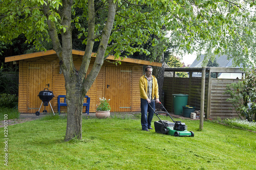 Foto: Mann bei der Gartenarbeit Mann bei der Gartenarbeit