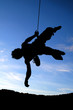 silhouette d'un grimpeur : descente en rappel