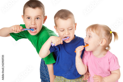 Photo: children to brush his teeth children to brush his teeth