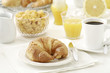 Gededckter Frühstückstisch mit Croissant Gededckter Frühstückstisch mit Croissant