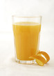 Orangensaft im Glas mit Orangenzeste Orangensaft im Glas mit Orangenzeste