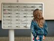 Foto: Kind vor Briefkasten Kind vor Briefkasten