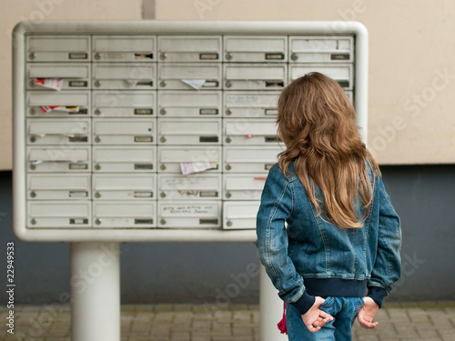 Foto: Kind vor Briefkasten Kind vor Briefkasten