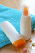 crème et lait solaire avec serviette et coquillages
