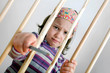 Mädchen hinter Gittern mit Pfeile