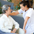 senior assistée de personnel médical