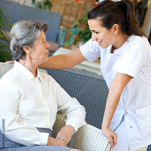 Foto: senior assistée de personnel médical senior assistée de personnel médical