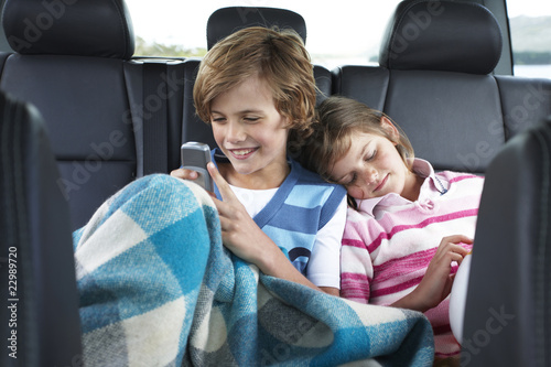 Foto: Kids in the back of a car Kids in the back of a car