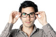 homme brun lunettes fond blanc homme brun lunettes fond blanc