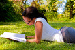 Fille qui étudie