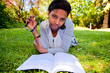 Belle africaine qui revise