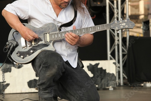 Foto: guitarist performing guitarist performing