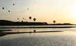 Montgolfières et couché de soleil