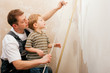 Vater und Sohn vermessen Tockenbau Wand