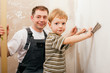 Vater und Sohn vermessen Tockenbau Wand